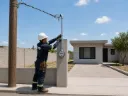Servicio de instalación de base para medidor y preparación para acometida Bifásica con construcción al fondo de la propiedad DCMBT202.